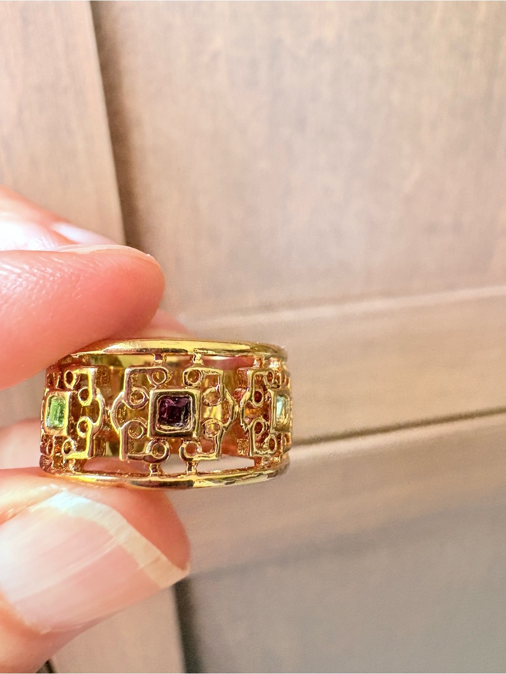 Vintage 90s Avon Gold Tone Wide Filigree Band Ring Green Purple Blue Stones Sz 9 - Picture 7 of 13
